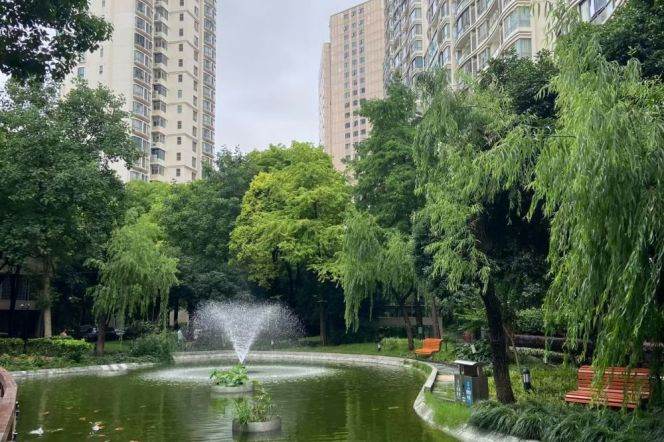 Xujiahui, light French-style 2-bers apartment, with floor-to-ceiling windows and underfloor heating.