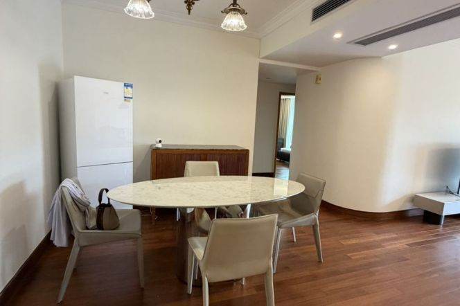 modern big 3brs in Yanlord beside Huang pu river close to IFC line 2,9,14 only 23K
