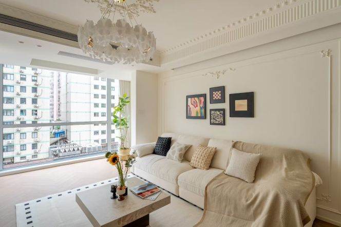 Xujiahui, light French-style 2-bers apartment, with floor-to-ceiling windows and underfloor heating.