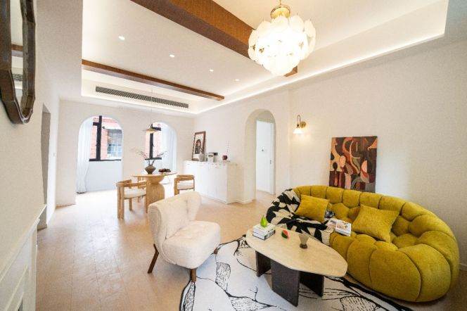Newly Renovated 2BR 2BA 138m² Residence on Yuyuan Rd