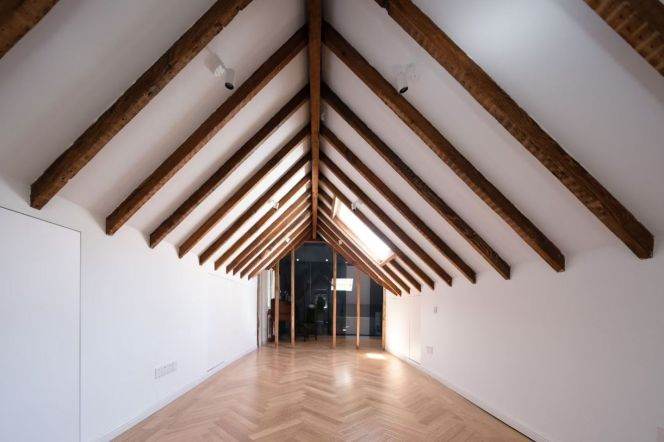 The entire third floor of the old mansion on Nanchang Road, with all four sides extending upwards.