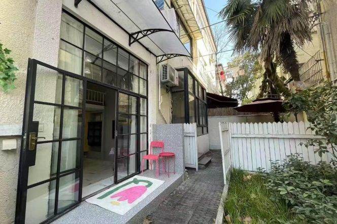 Cozy  loft 1 br with floor heating + Garden,6 mins walking to L1 HengShan Rd st.near SH Library 