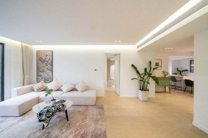 Brand new decoration 3brs with balcony and floor heating in central Xujiahui area
