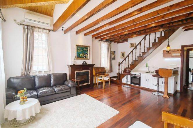 Unique & Spacious 1 br with open balcony . easy to L 2/11  JiangSu Rd St.