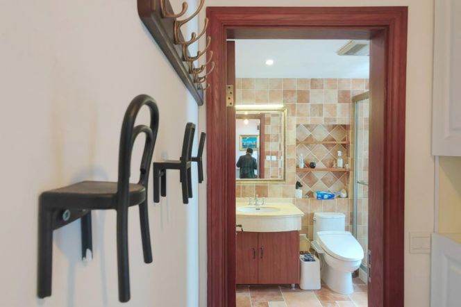 Unique & Spacious 1 br with open balcony . easy to L 2/11  JiangSu Rd St.