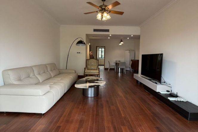 modern big 3brs in Yanlord beside Huang pu river close to IFC line 2,9,14 only 23K