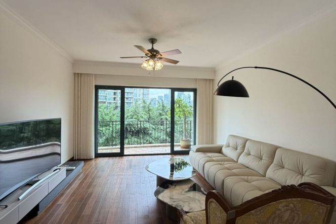 modern big 3brs in Yanlord beside Huang pu river close to IFC line 2,9,14 only 23K