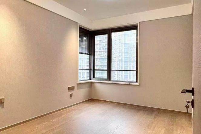 3 Brs, 2 Baths, Open Balcony/Floor heating/Gym/Swimming pool, 150 sqm @ Zhenping metro L3,4&7