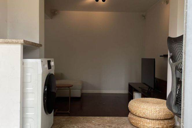 Modern decoration 2brs with floor heating and terrace nearby west nan jing road CBD 