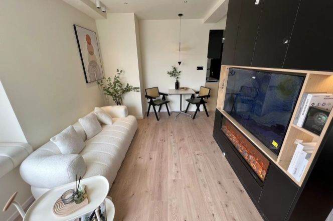 Short term Big French Window bright modern stylish 1 br golden location M7/2/14 Jing'an Temple 
