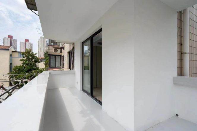 Modern decoration 3brs with balcony and floor heating in central Xujiahui area