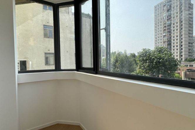 Big 3Br-2bathr 130Sqm + great sunshine /Next to L2&11 Jiangsu Rd/Good Compound