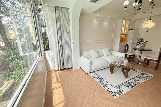 Nice one bedroom Apt+central AC near Line2/4 Zhongshan Park