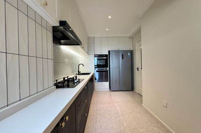 Suzhou Creek Riverview 4-Bedroom Apartment
