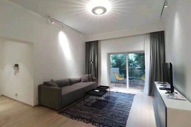 Huaihai Middle Road Historic Wutong Area Modern Bright 3BR 2BA Apartment