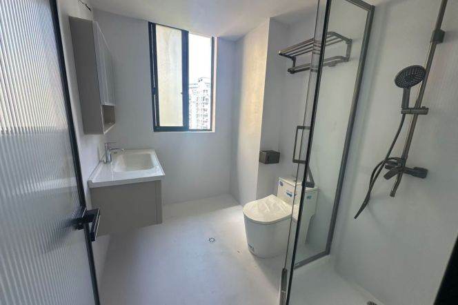Line 13 Jiangning Road Station, a large 4-bers apartment with a top floor and a balcony