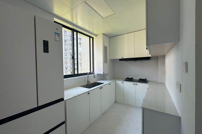 Line 13 Jiangning Road Station, a large 4-bers apartment with a top floor and a balcony