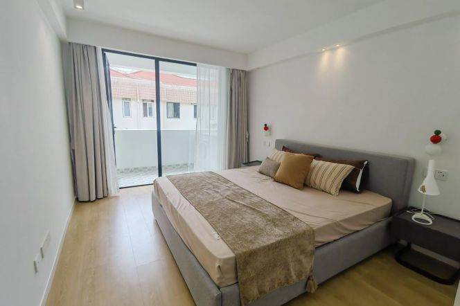 Bright 1 br with open balcony in Old XuHui . 5 mins walking to L 9/12 JiaShan Rd St.