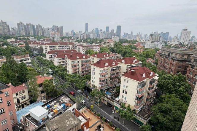 Wu Kang Building is a popular destination, featuring a large 3-bedroom unit with wall heating.