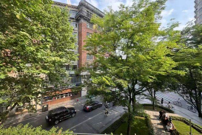 Well Renovated 1BR Steps away from Normandie Apartments