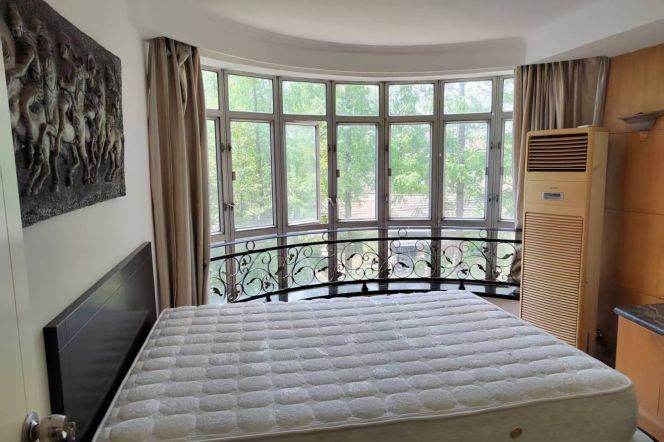 Big windows sunny room Jiaotong university 10/11 hong qiao Lu 10/3/4 DHU