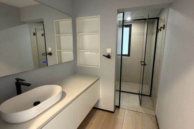 Wu Kang Building is a popular destination, featuring a large 3-bedroom unit with wall heating.