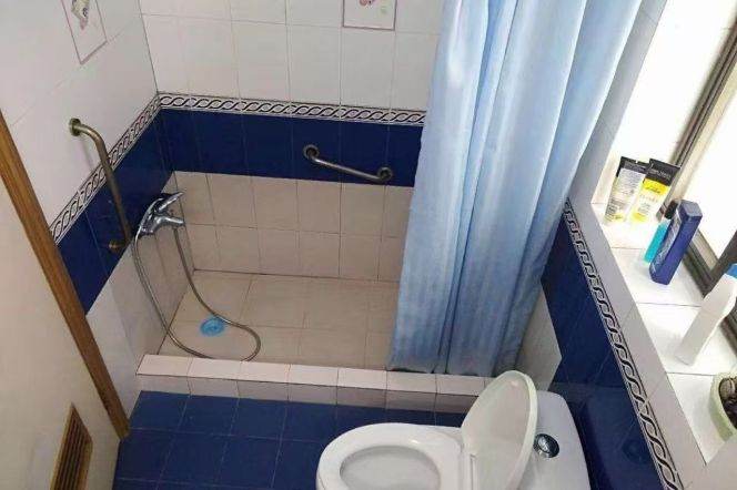 Private bathroom jiang Su Lu 2/11 1 stop to Jiaotong university zhong Shan park 2/3/4