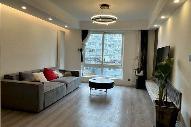 Elevator 2-bedroom apartment, Zhaojiabang Road, 3-min walk to Line 9 & 12 Jiashan Road Station