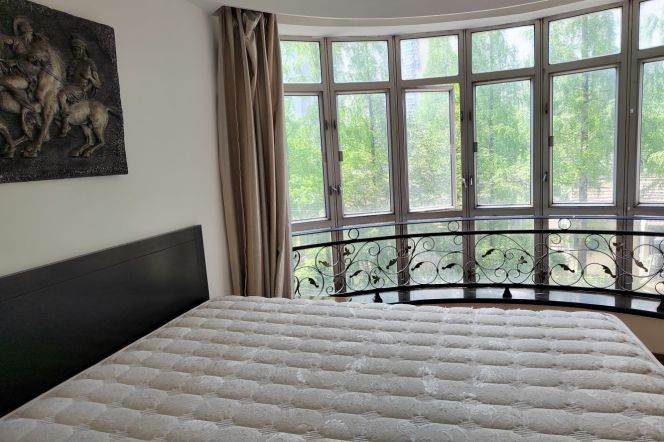 Big windows sunny room Jiaotong university 10/11 hong qiao Lu 10/3/4 DHU