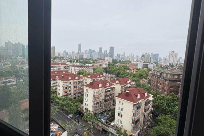 Wu Kang Building is a popular destination, featuring a large 3-bedroom unit with wall heating.