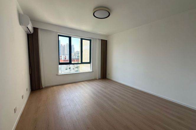 Line 13 Jiangning Road Station, a large 4-bers apartment with a top floor and a balcony