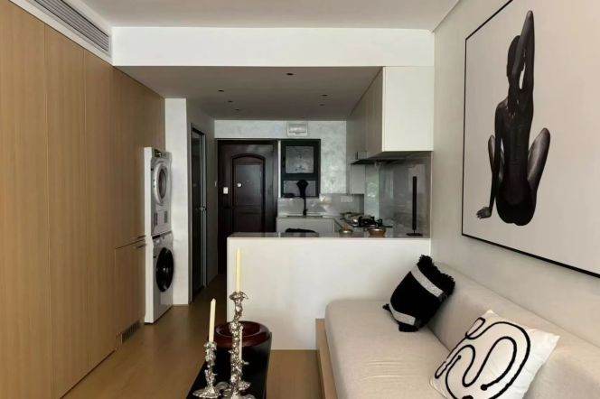 Well Renovated 1BR Steps away from Normandie Apartments