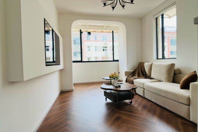 Newly Renovated Bright 1Br/2Lr/1Bt@L10 Songyuan Rd Station 