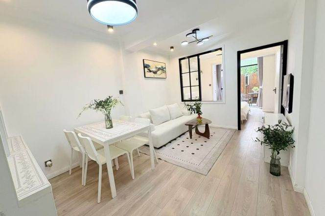 Modern 1br/2living & private backyard @Jiangsu Rd & Line 2/11