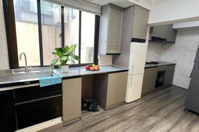Nice 3brs/2baths & elevator/oven @Changshu Rd & Line 1/7