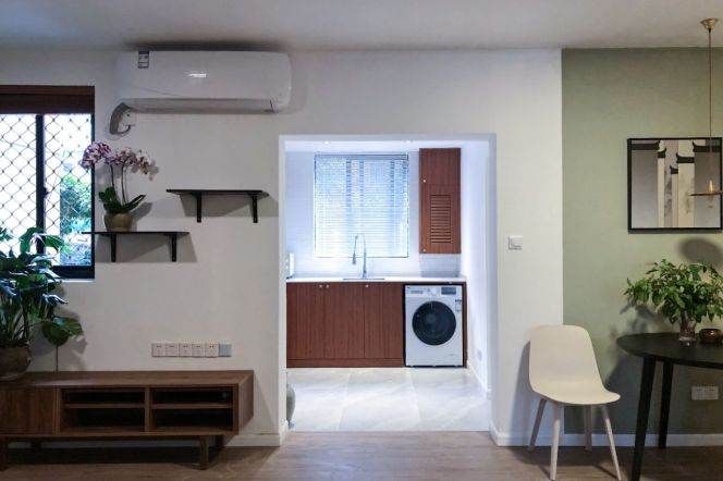 Homey 2br with yard at Century Park  Line 2&14     Q2081