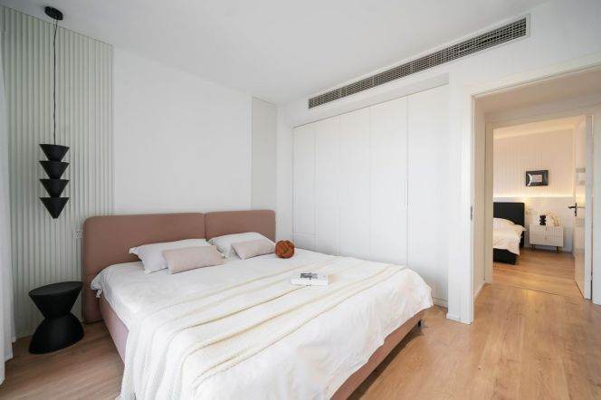 3 Brs, 2 Baths, Open Balcony/Wall heating/Oven/Dryer, 150 sqm @ Hongqiao metro L3,4&10