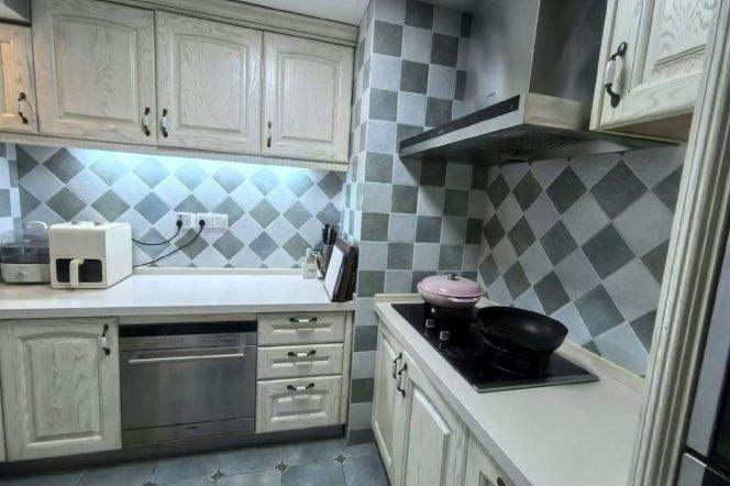 modern 2brs nice wooden floor floor heating in best compound Jing an temple 