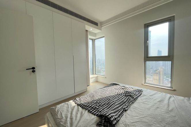 High-rise Balcony Apt with Skyline View