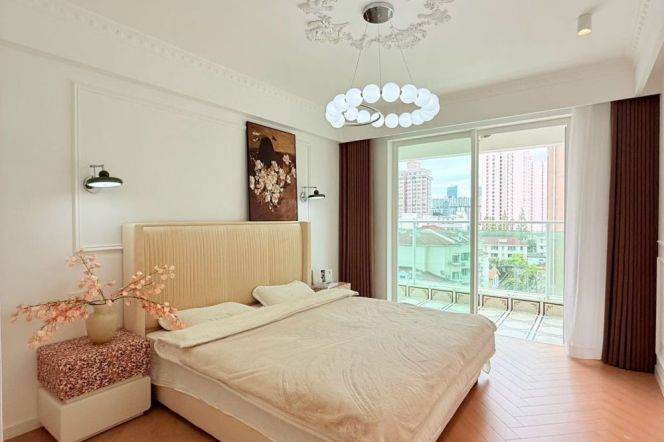 3 Brs, 2 Baths with Open Balcony/Floor heating/Oven/Dryer, 150 sqm @ Zhaojiabang metro L7&9