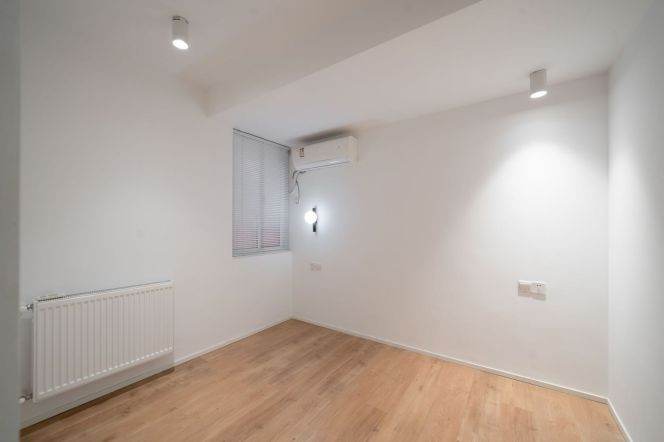 3 Brs, 2 Baths, Open Balcony/Wall heating/Oven/Dryer, 150 sqm @ Hongqiao metro L3,4&10