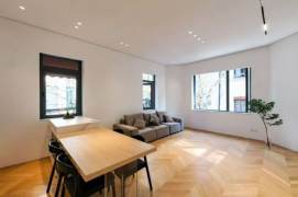 Sun-drenched Old House 3BR 2BA 150m² nr Jing'an Temple