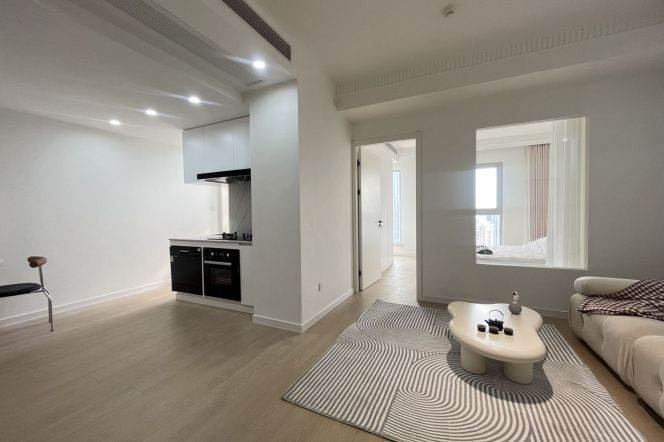 High-rise Balcony Apt with Skyline View