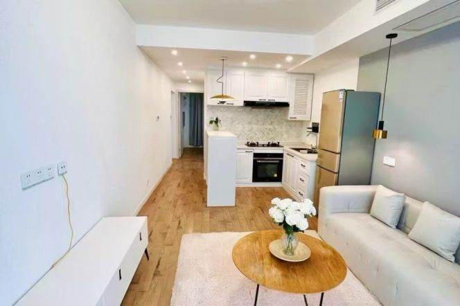 Spacious 1Br/2Lr/1Bt+Lovely Yard Close to L2/11 Jiangsu Rd Station 