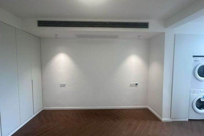 Nice spacious 1br with CA,floor heating,close to Jiaotong,Line 10