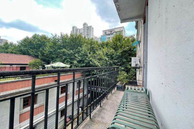 Historic building 1BR APT Jianguo Rd Balcony 12k