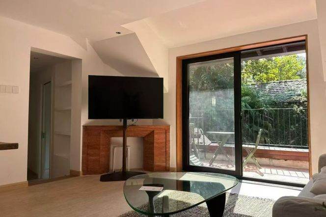 Jiangsu rd 1+1BR with terrace