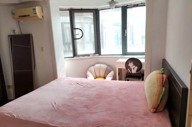 Big windows Bright room SJTU /DHU hong qiao lu 10/3/4 