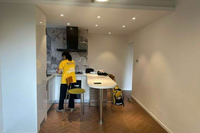 Nice spacious 1br with CA,floor heating,close to Jiaotong,Line 10