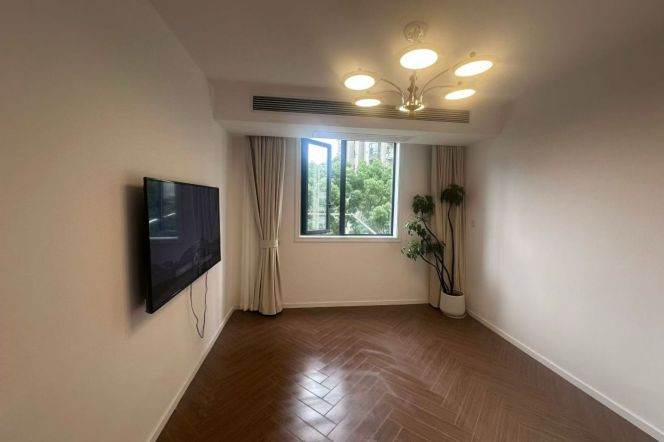 Nice spacious 1br with CA,floor heating,close to Jiaotong,Line 10